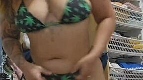 quero rebolar minha bunda em uma rola bem grossa pra abri meu cuzinho pro corno come