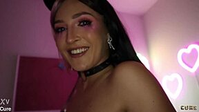 Emo-tyttö ottaa ison kyrvän tiukkaan pilluunsa ensipanossa