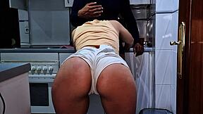 mi padrastro me atrapa en la cocina y terminamos cogiendo cuando mi mama esta trabajando