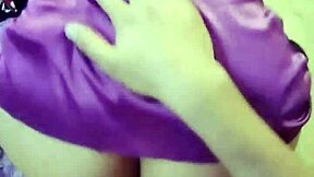 bonita estudiante en lenceria sexy posando en clip casero