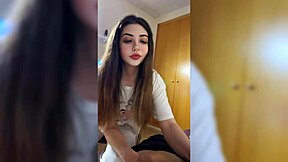 Me puse tan caliente que termine gimiendo y me escucharon los vecinos