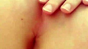 Novinha loira cute teen shows off her body boldly.