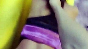 bonita estudiante en lenceria sexy posando en clip casero