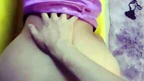 bonita estudiante en lenceria sexy posando en clip casero