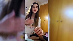 Me puse tan caliente que termine gimiendo y me escucharon los vecinos