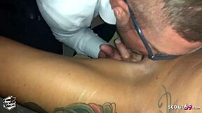 Deutsche party schlampe, lass dich von fremden typen im laden lecken!