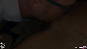 Deutsche party schlampe, lass dich von fremden typen im laden lecken!