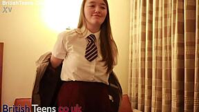 Drzna nespodobna študentka se masturbera v spodnjem perilu in nogavicah za intenziven orgazem.