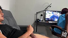 Peguei Ele Batendo Punheta Enquanto Jogava E Tomei Iniciativa Com Boquete E Punheta