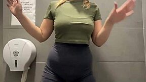 Big Ass Babe Delivers Extreme Squirting On Cam