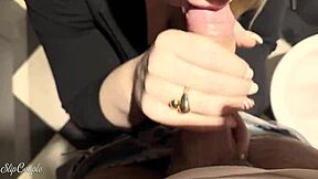 Nechá mě cucat svůj velký pták na klubovém záchodě a šuká mou mokrou kundičku jako odměnu s tolika lidmi kolem