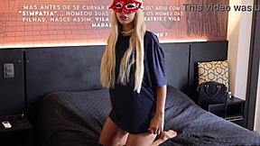 Pulsul pasional al Elenei se termină cu spermă ștersă pe colierul ei Chanel.