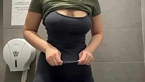 Big Ass Babe Delivers Extreme Squirting On Cam