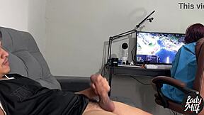 Peguei Ele Batendo Punheta Enquanto Jogava E Tomei Iniciativa Com Boquete E Punheta