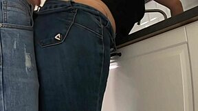 madrastra lavando platos en cocina follada rapido por detras con corrida masiva