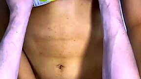 La mejor amiga y el infiel se miraron con deseo mientras sus manos se tocaban y terminaron en su habitación.