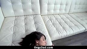 Moja pastorka me vedno draži, zdaj pa sva v tabu orgiji z ježdanjem in pasjim stilom