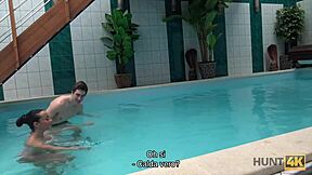 hunt4k sesso nella piscina privata con blowjob e fingering