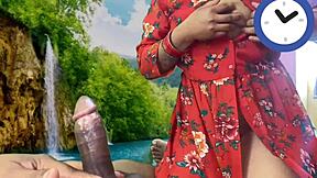 Esta chica es muy fogosa! Paja china, le chupa la verga y luego lo monta!