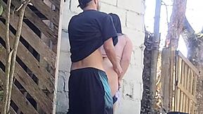 Meu marido saiu e me deixou receber o pedreiro sozinha para um or�amento with big ass latina wife in jeans shorts