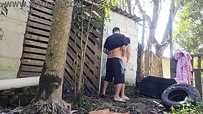 Meu marido saiu e me deixou receber o pedreiro sozinha para um or�amento with big ass latina wife in jeans shorts