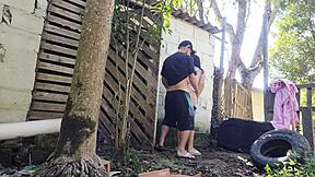 Meu marido saiu e me deixou receber o pedreiro sozinha para um or�amento with big ass latina wife in jeans shorts