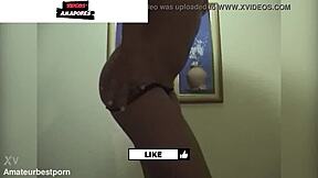 morena novinha tira toda roupa e fica completamente nua em striptease caseiro com small tits