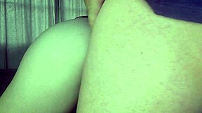 An 18 year old babe gets a close up creampie from a huge monster cock in homemade sex