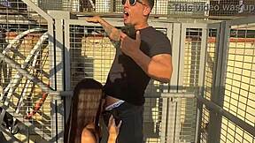 Manžel cuckoldí ženu s mladou dívkou v práci.