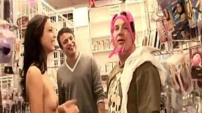 Ali Danni Cole zdrži lizati pičko s pihanjem in hardcore trojčkom jebanjem?