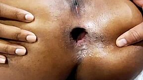 Latina migrant offers big ass for US entry