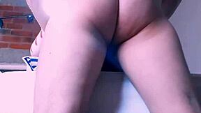 la secretaria comienza a seducir al jefe casado en la oficina después del trabajo. su esposa está en una clase de cocina