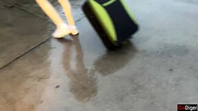 붐비는 버스 자지 노출하다 핸드잡 사정 폭발!