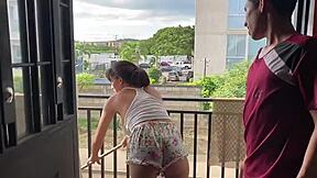 cuando mi padrastro estaba trapeando, lo seduzco con mi big ass y terminamos follando hasta que se corre en mi boca