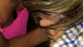 Miluju, jak tato zralá blondýnka cucá mladý 18+ pták venku.