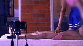 El estudiante y la madrastra intercambiaron caricias suaves en el sofá con creampie hardcore!