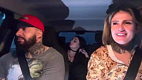 Motorista de Aplicativo Pega Passageira Novinha de 18 Anos e Chupa Peitos Durinhos e Pequenos Até Gozar no Banco!