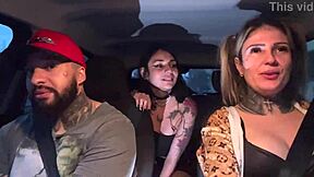 Motorista de Aplicativo Pega Passageira Novinha de 18 Anos e Chupa Peitos Durinhos e Pequenos Até Gozar no Banco!