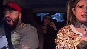 Motorista de Aplicativo Pega Passageira Novinha de 18 Anos e Chupa Peitos Durinhos e Pequenos Até Gozar no Banco!