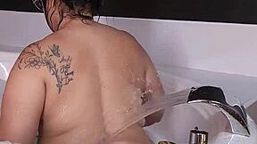 Madrastra caliente en el jacuzzi con lencería y lamidas tabú 😏