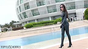 Latex flexi doll stretches in catsuit for outdoor fetish fun