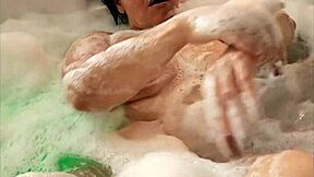 Madrastra caliente en el jacuzzi con lencería y lamidas tabú 😏