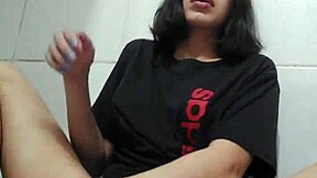 Linda garota enfia um vibrador gigante in amateur teen action!