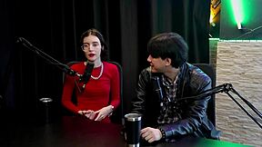 Curtia Se Exibir Bem Novinha A Pandemia Lançou Mulheres No Pornô Contou Pra Mãe E Quando Vendeu Seu Primeiro Nude - Yastrixx Watch On Sheer Red