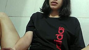 Linda garota enfia um vibrador gigante in amateur teen action!