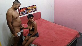 Brasileira magra chama amiga para filmar ator em jogo de vingança contra ex namorado infiel