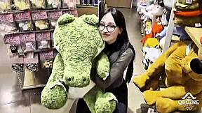 she won this plush alligator toy and got super thankful, like featuring amberzinha in that free scene