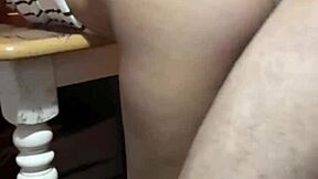 Invita a su cuarto a ex compañero del colegio durante vacaciones