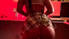 Minha meia-irmã me seduz com sua saia sexy de estudante e acabo lambendo sua boceta molhada até gozar no cu dela 😈🍑