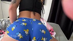 A novinha putinha tava cheia de tes�o colocou um funk e sentou embrasando no roludo